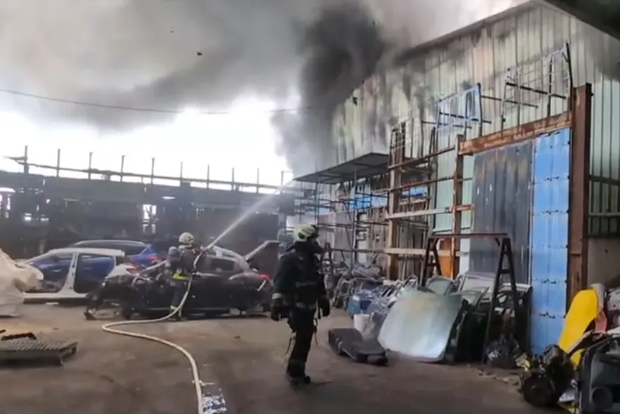 影/台中大里汽材行突發大火！濃煙噴湧而出　警方緊急交管