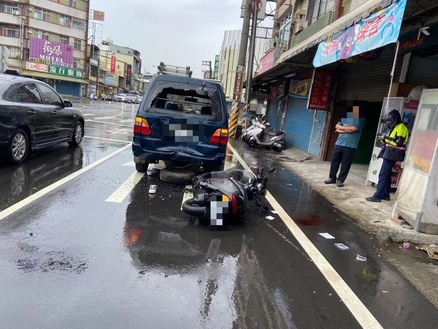 影/屏東24歲女颱風天夜唱　返家撞廂型車尾慘死現場曝