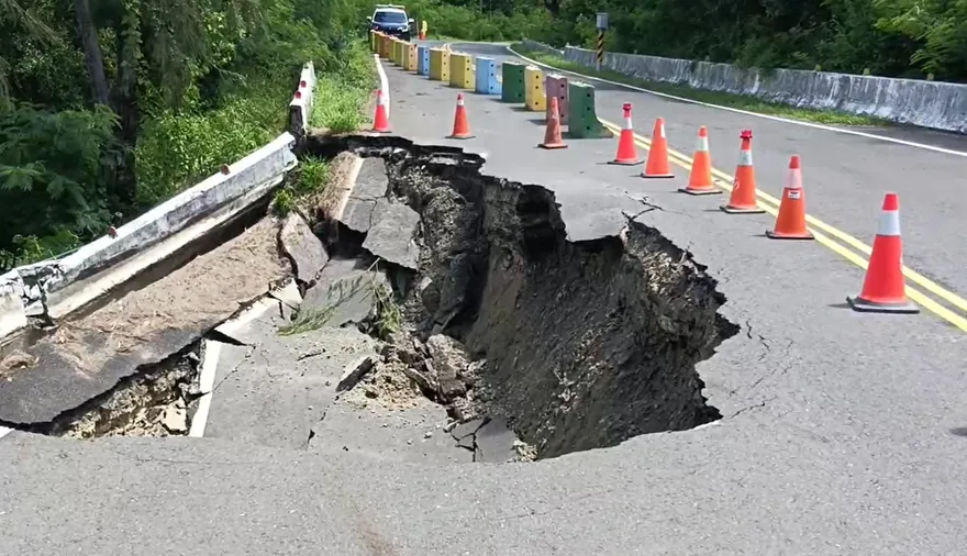 影/墾丁社頂公園道路坍方現天坑　面積2輛車大小