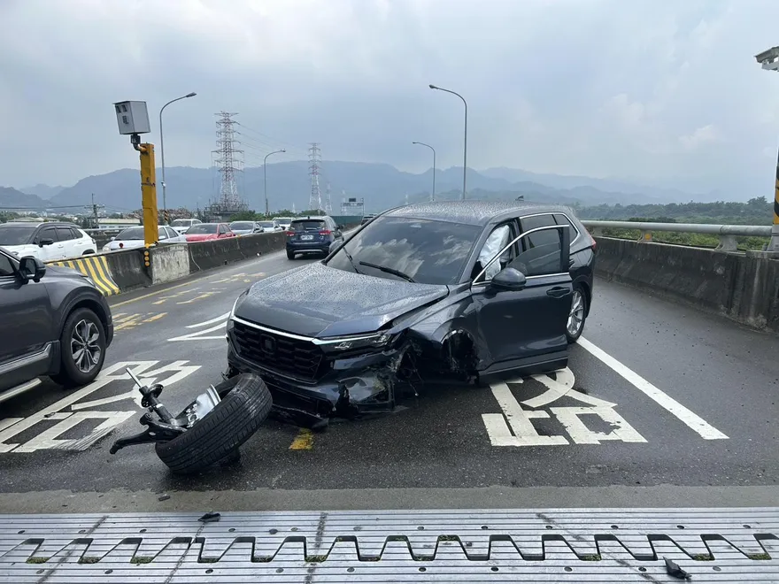 新車上路沒滿月　他載兒郊遊遇車禍…整輛撞得稀巴爛