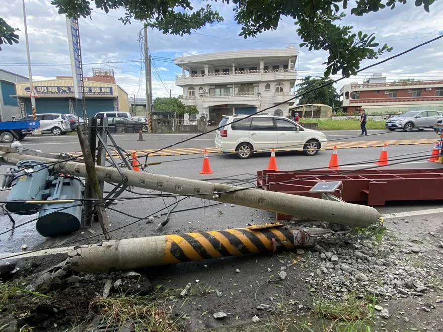 影/高雄燕巢513戶慘停電！大車鋼材釀災、台電：將求償