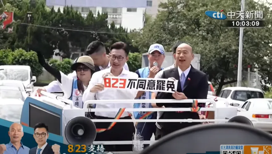 影/韓國瑜合體江啟臣車掃！熱情民眾「攔車送禮」超感動
