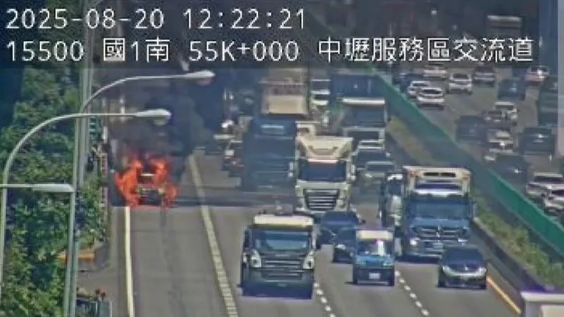國1中壢服務區交流道火燒車！「全面燃燒」嚴重回堵