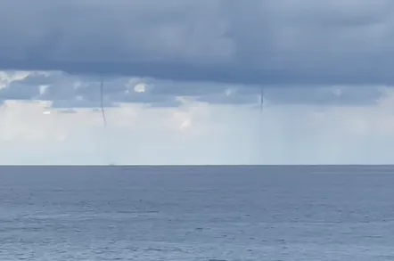 影/蘭嶼外海驚現「雙水龍捲」奇景　氣象站：強烈對流所致