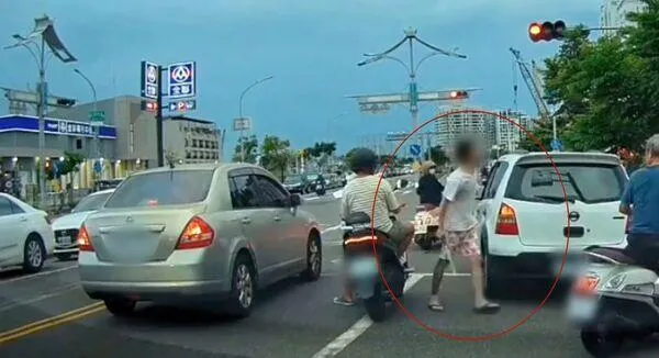 影/不滿紅線停車被提醒！台南男抄球棒恐嚇路人遭法辦
