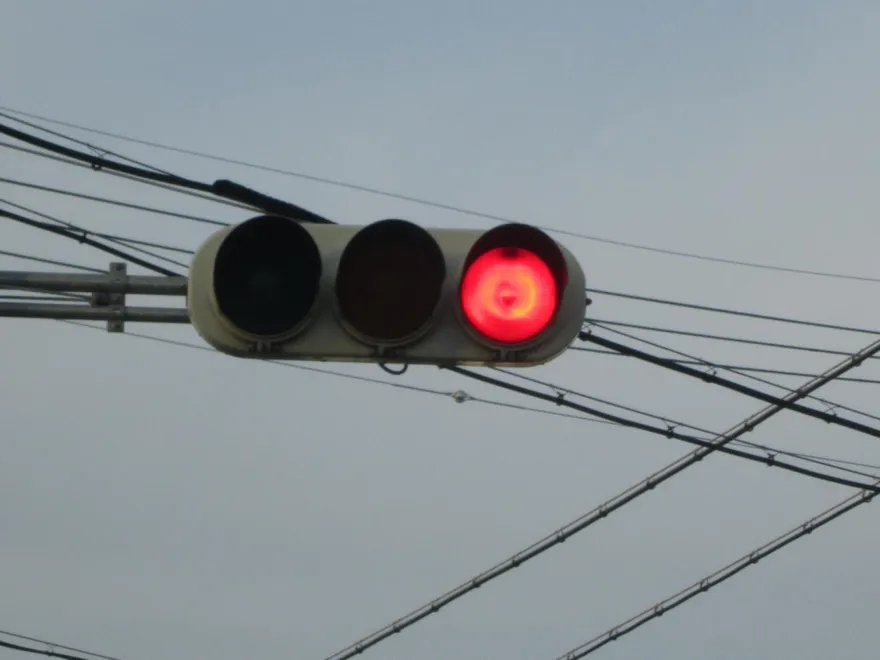 他闖紅燈遭警追逐開罰2.58萬　法院：執法程序有瑕疵撤單