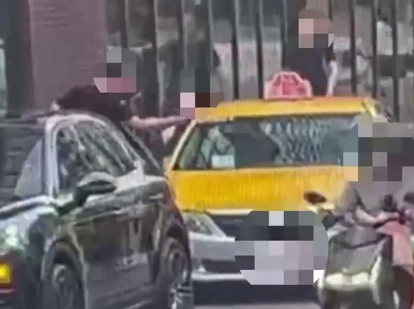 影/驚悚！火爆運將「狂毆掐脖」拖女上車、華視旁落網