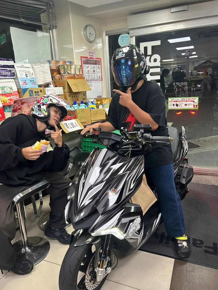誇張！2男騎機車闖北市超商大鬧　店員制止仍不甩