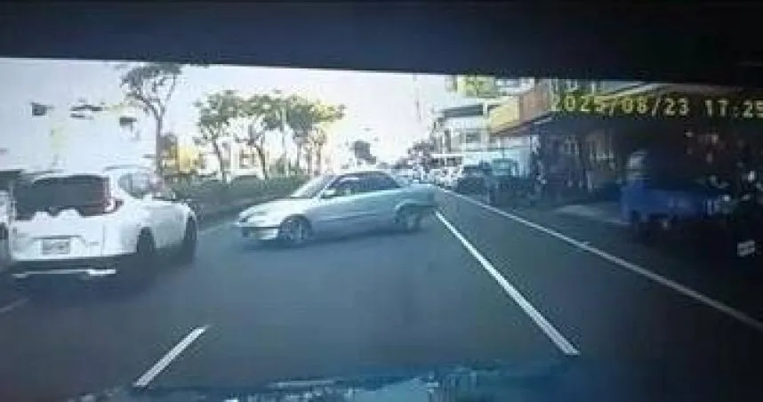 85歲翁疑誤踩油門暴衝！失控連撞2車　幸無人重傷