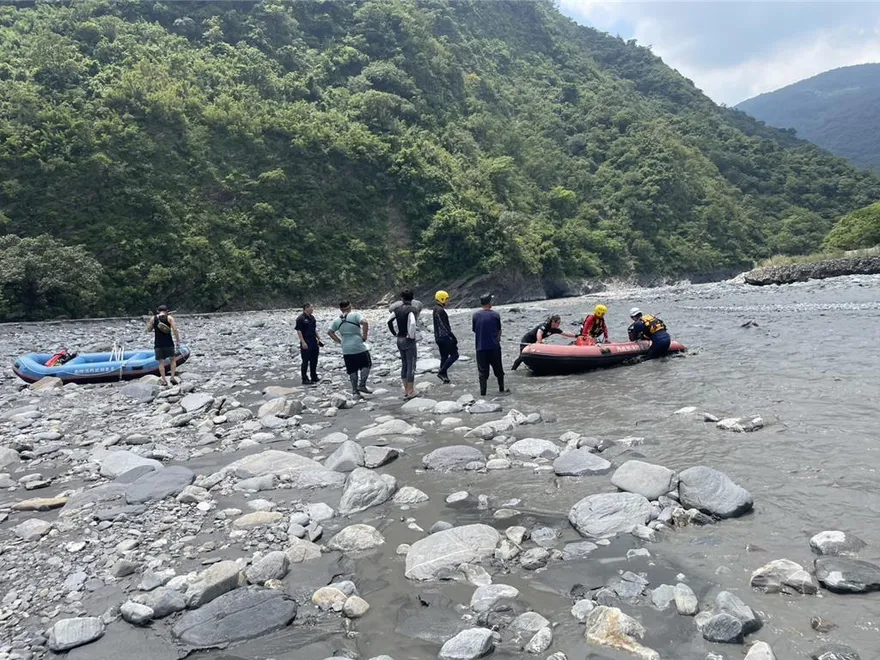 影/玩漂漂河遇險！7人受困隘寮溪岸　消防救援助脫困