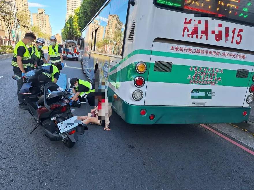 直擊！板橋公車擦撞機車　63歲女騎士倒地險遭輾壓
