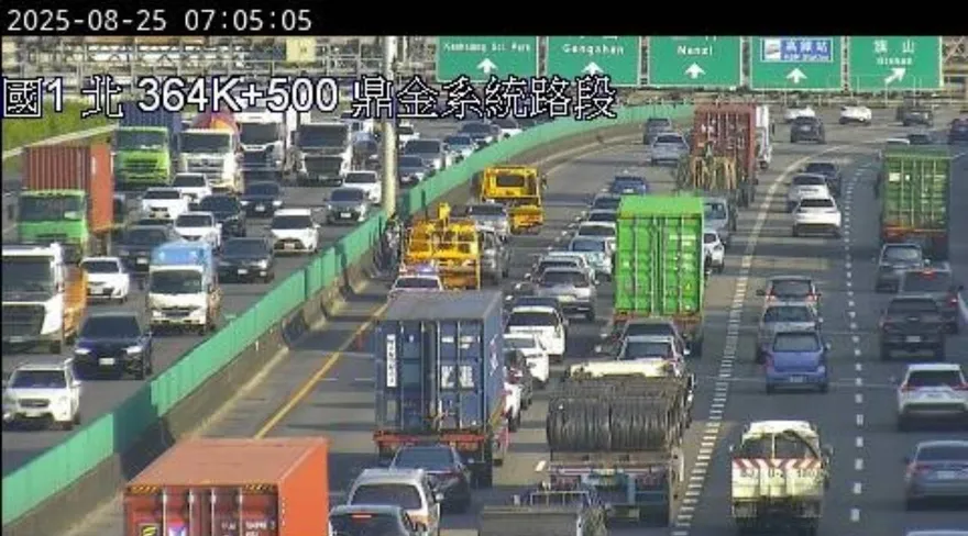 823完上班首日高雄「國道6車追撞」！慘烈畫面曝