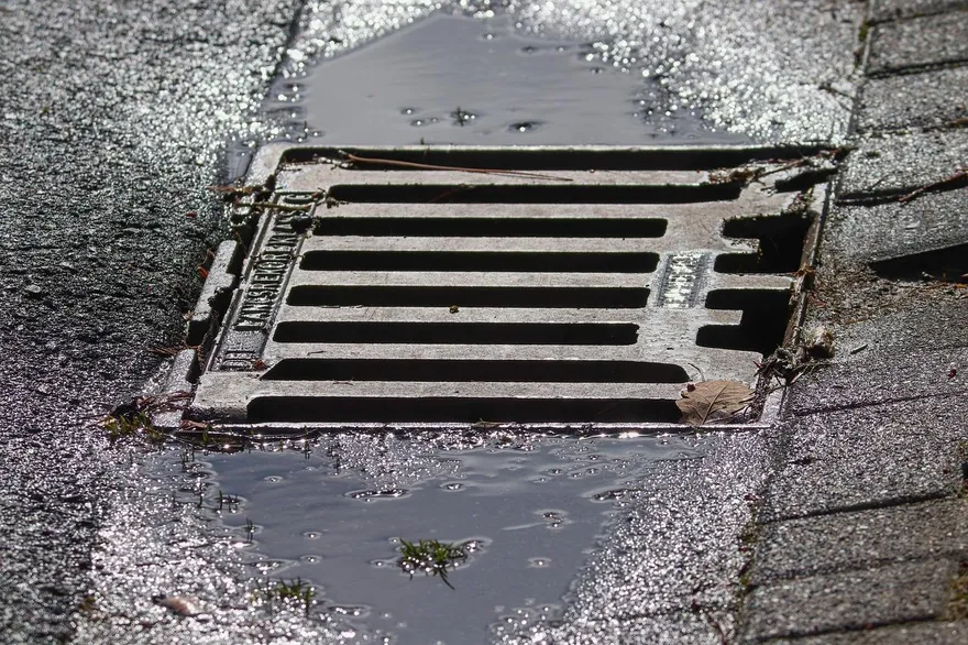北市交警提醒：水溝蓋屬道路範圍　違規停機車將開罰