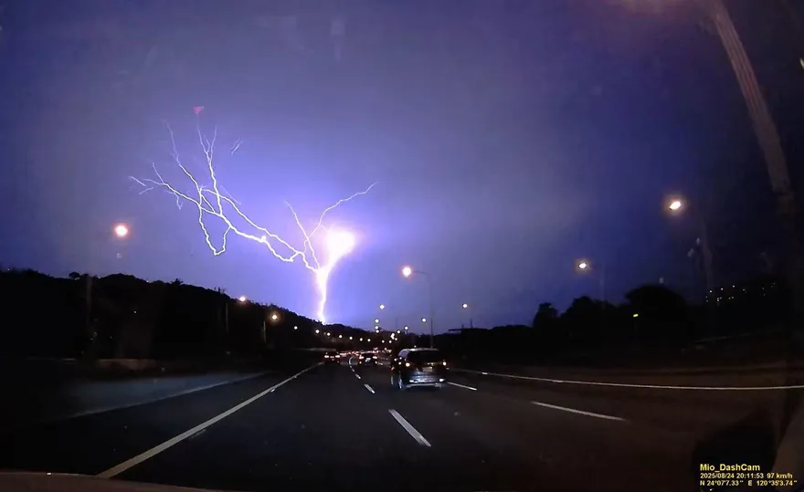 影/震撼直擊！國道上空「雷神之槌」狂霹　驚現2秒紫色天裂