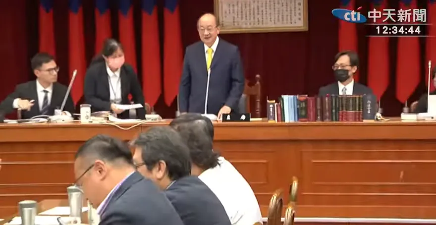 主持修憲委員會氣氛超歡樂　柯建銘上主席台喊：大家拍手