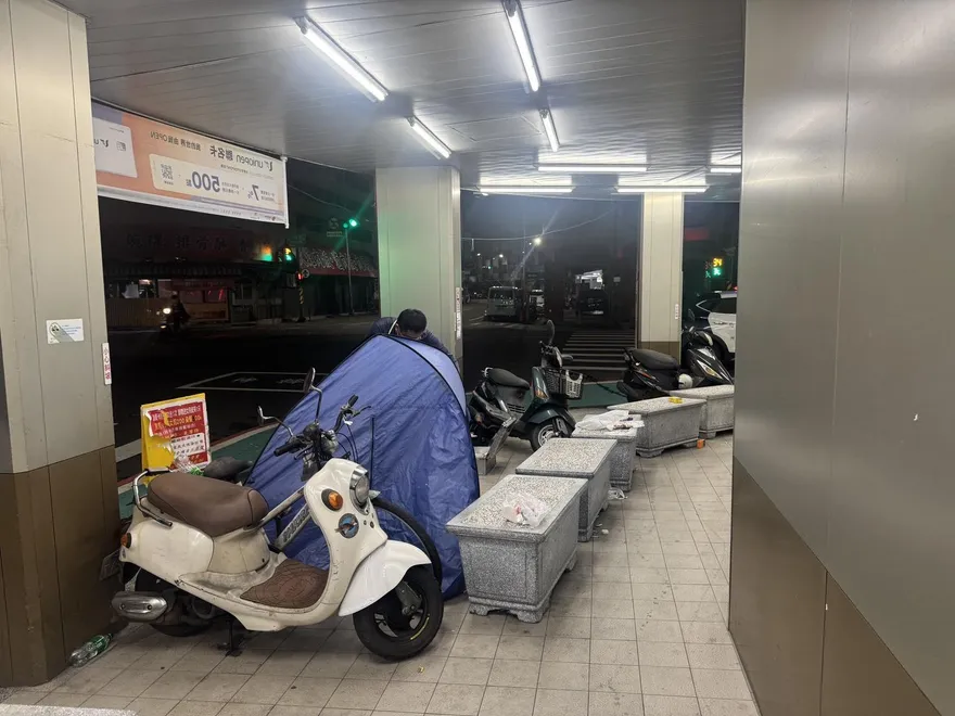 高雄超商「打個哈欠」就走了！　同事憶退休暖警「好人好事」