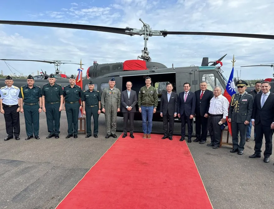 國軍再度援贈巴拉圭UH-1H直升機　貝尼亞總統出席交接儀式