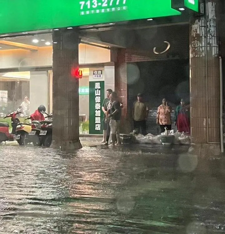 高雄多區炸雷雨！民眾下班變「踏浪」旗津3000戶大停電