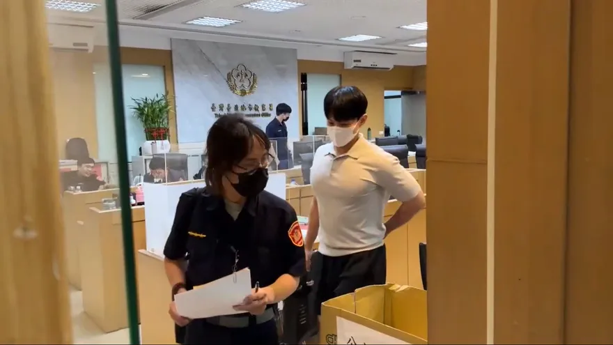 「小英男孩」鄭亦麟涉收賄遭搜索　手機丟窗外嗆：知道我背後是誰？