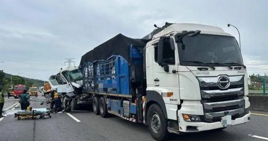 國道3號砂石車追撞大貨車駕駛送醫　一度回堵4公里