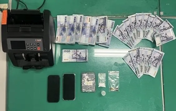 影/一炮三響！內湖自小客違規遭攔　警活逮毒蟲車手