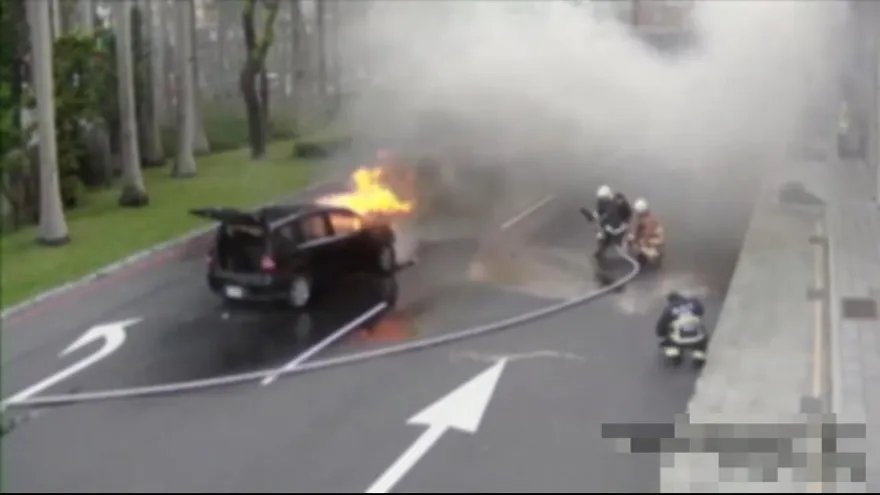 影/板橋華江橋下火燒車　休旅車行進間竄火4人跳車