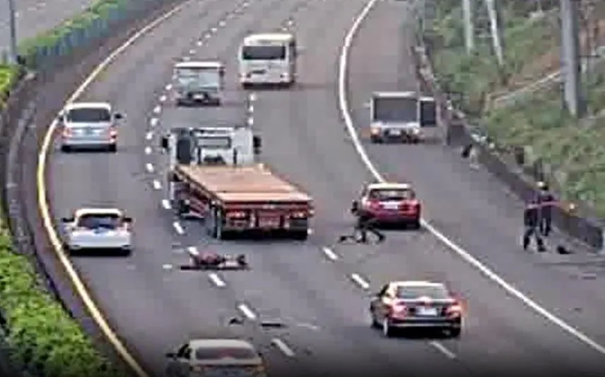 國道一號清晨嚴重自撞　三車道全是碎片