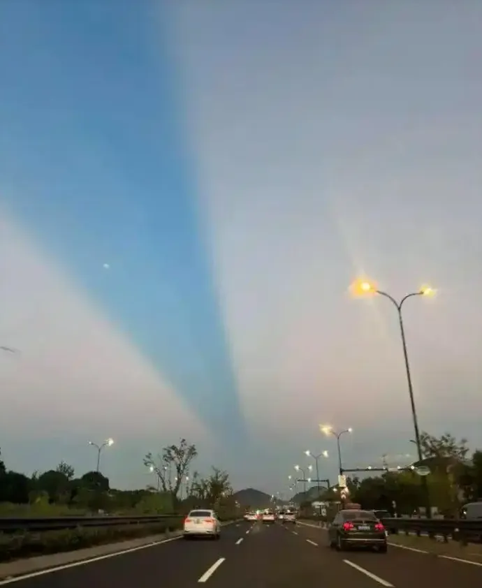 傳說中鵲橋？七夕前夕江浙滬天空現罕見藍光束　專家揭密成因