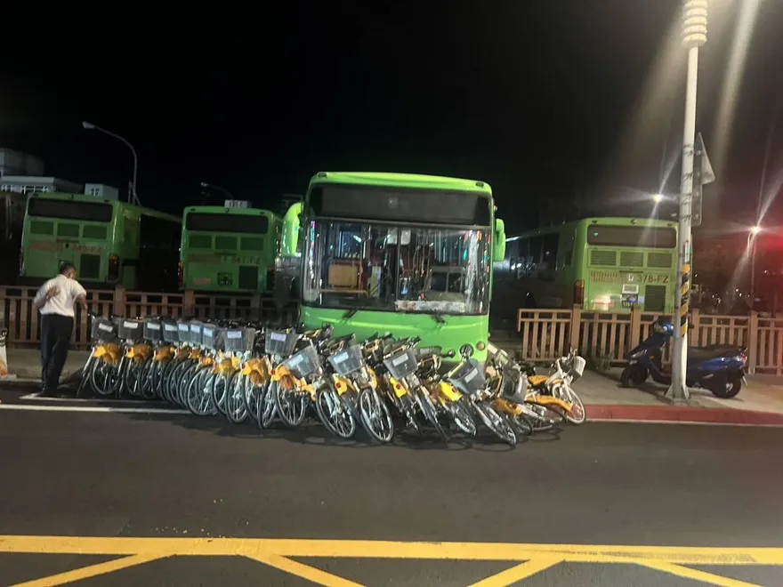 桃園後站大巴突失控狂撞　撞毀30輛Ubike
