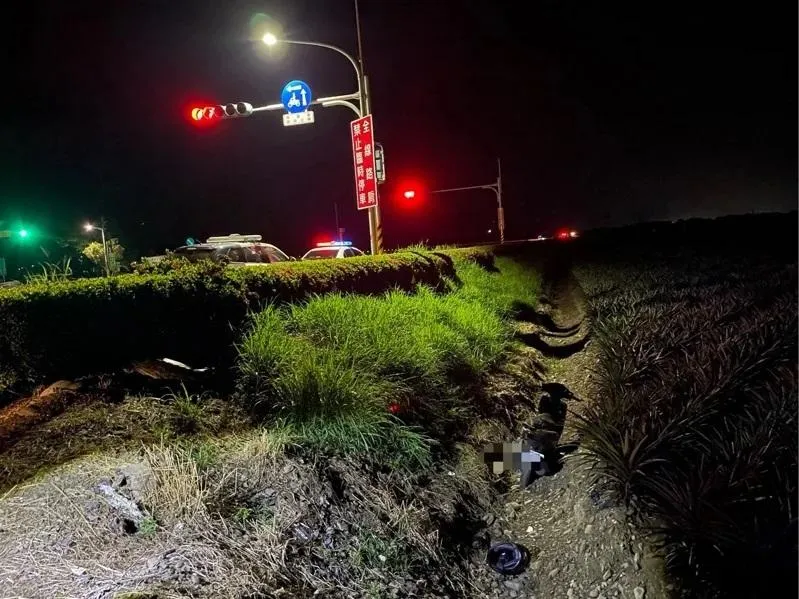 枋寮戰備跑道又寬又筆直　少年酒駕「高速衝入」鳳梨田
