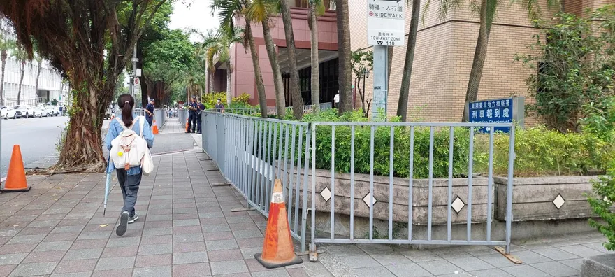館長率小草旁聽！彭振聲哭訴「家破人亡」再開庭　北檢外架拒馬
