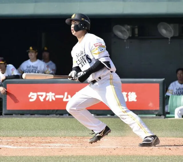 日職/揮棒落空不撿球棒！軟銀野手「侮辱裁判」遭逐出場罰款