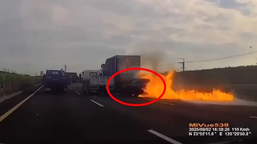 國道賓士撞貨櫃車起火失控！駕駛受困車內罹難年僅18歲