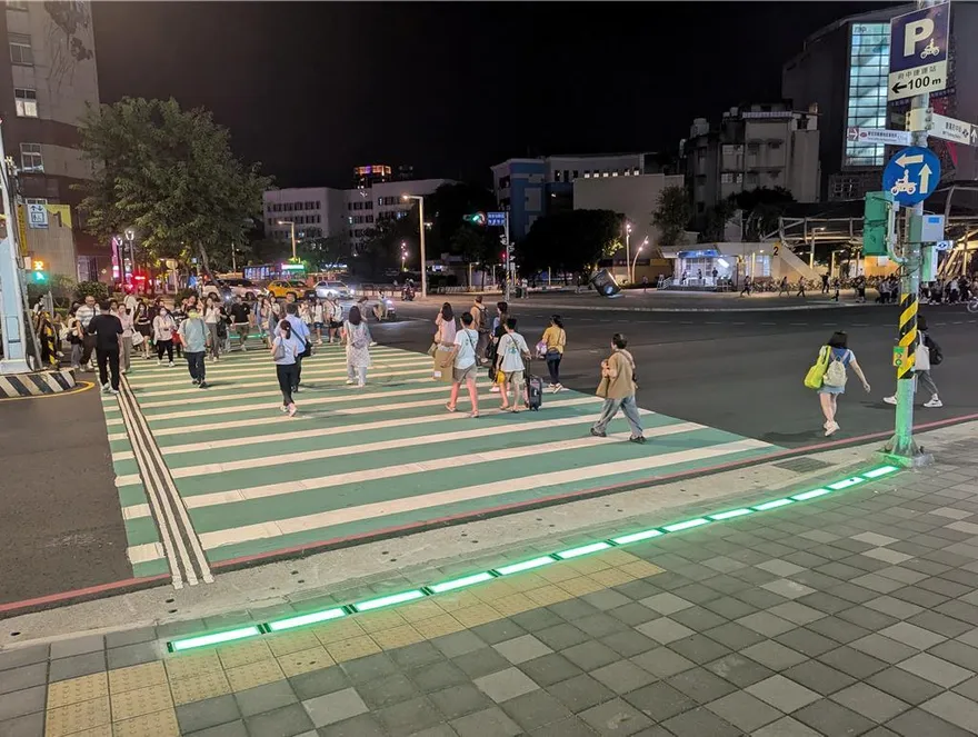 行人地面警示燈上路！「隨號誌發光」保障行人、駕駛安全
