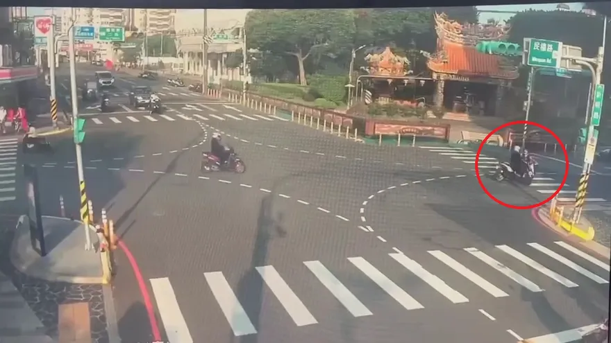 影/無照左轉對撞直行機車　中壢8旬翁魂斷路口