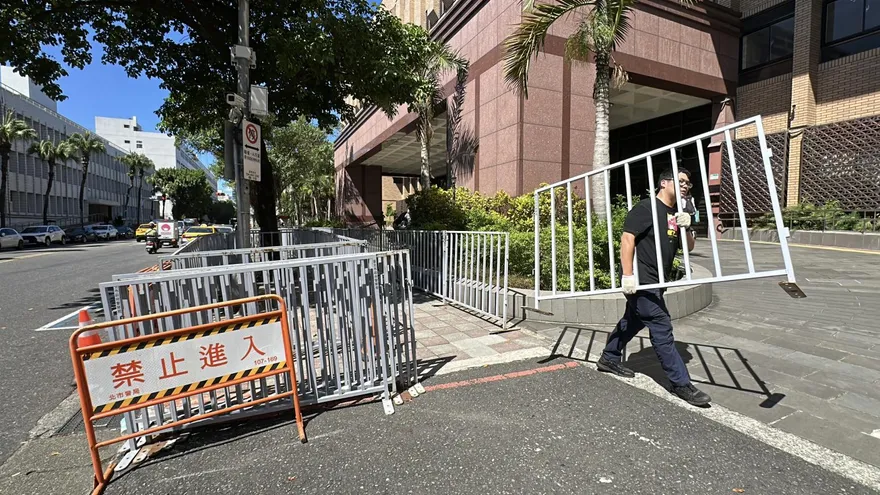 影/柯文哲7千萬交保　北院外警方架阻具加強維安