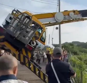 神學遇上物理學！普渡吊金紙船　吊車重心不穩翻車