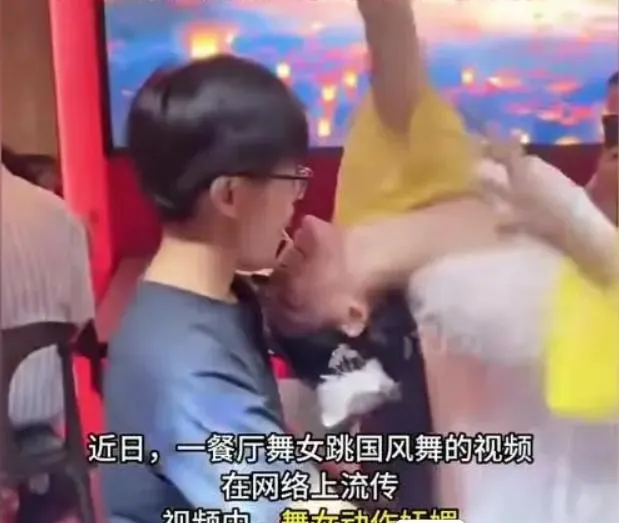 陸驚現酒吧「跳古裝辣舞+嘴餵棒棒糖」　疑打擦邊球被喊卡