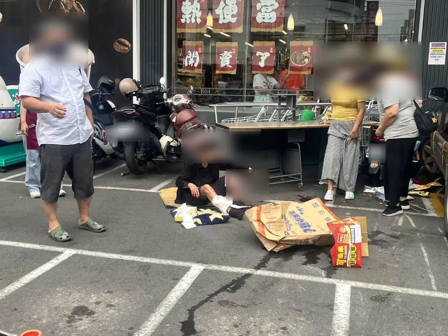 影/鳳山全聯停車「誤踩油門」暴衝　2女遭撞傷送醫