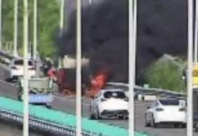 影/國道8號猛烈火警！「3噸半整輛狂燃」傷亡不明