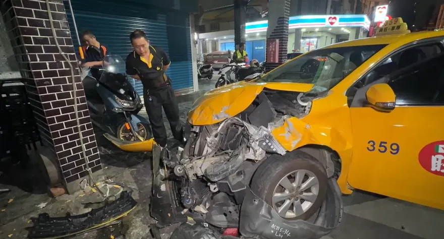 影/高雄17歲少年無照騎車　路口猛撞計程車慘摔送醫