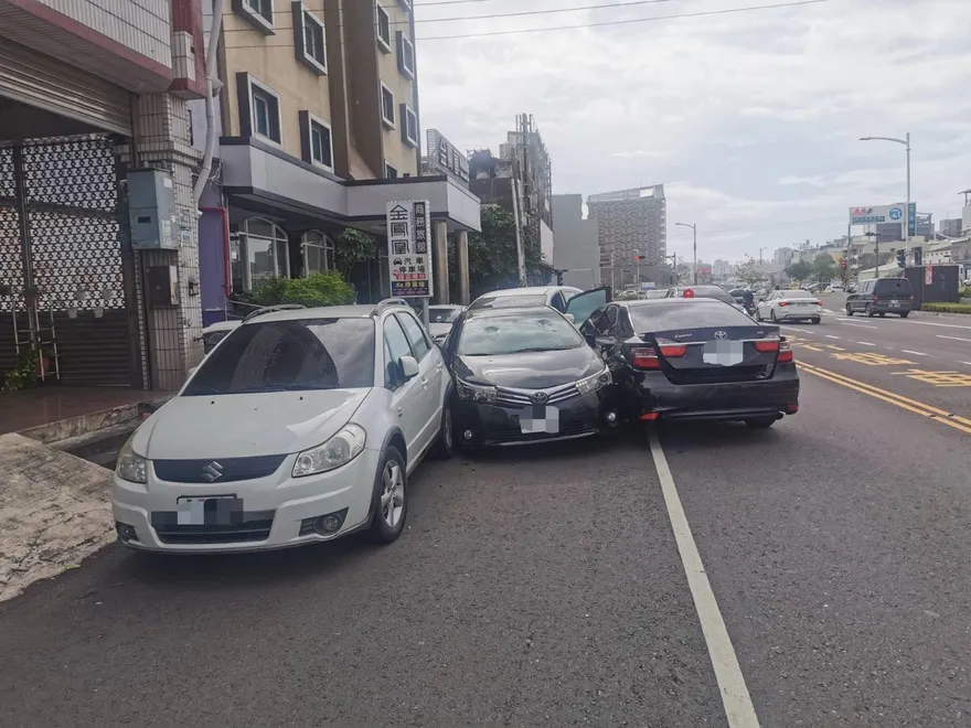 偷鹽埕當舖36萬珠寶！竊嫌拒捕撞警車遭「擊破車輪」落網
