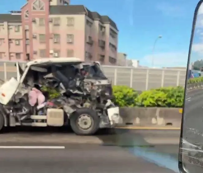 影/國1瑞隆段嚴重事故　2大車追尾「1車頭全毀」