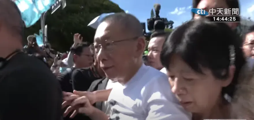 柯文哲交保「700小草夾道簇擁」大離場　200公尺走近半小時