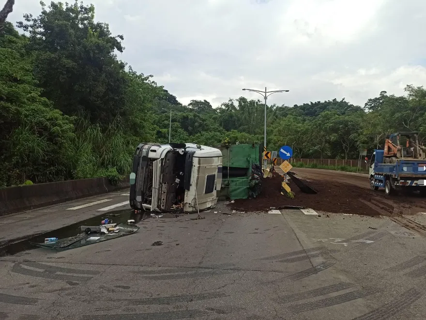 大翻車！台中大貨車下坡失速又超載　培養土灑滿路面