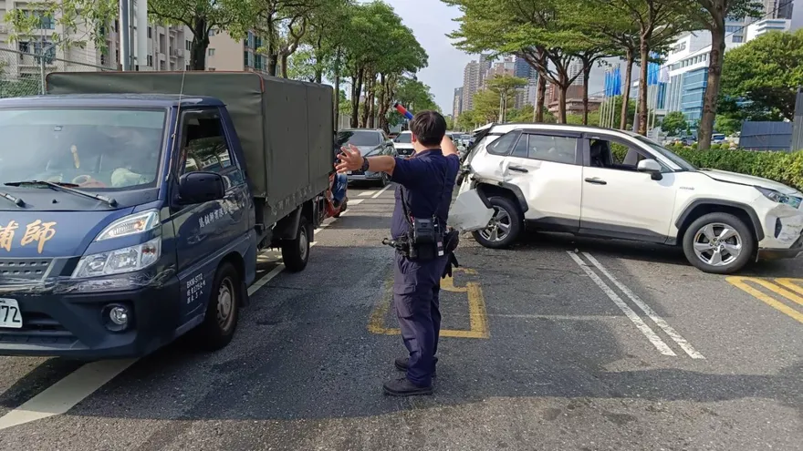 淡水4車連環撞車禍塞爆了　1人受傷送醫