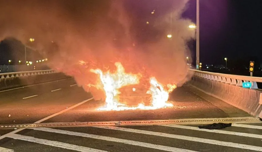 影/大規模烈焰片！　台南國道「雙門超跑狂燃剩殘骸」