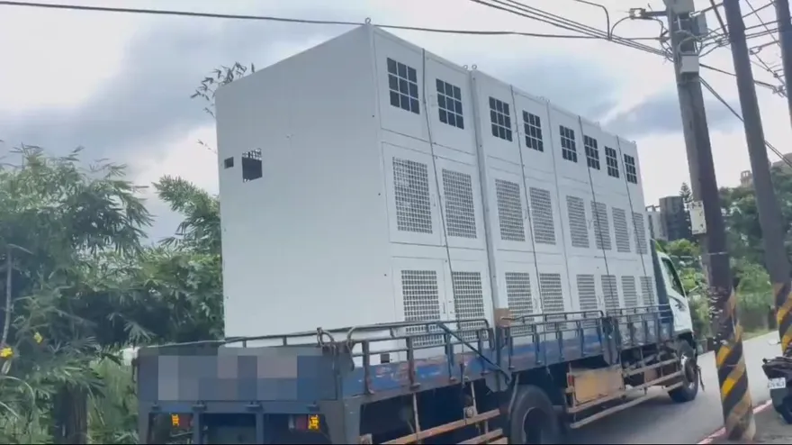 影/三峽大貨車勾電桿電線　駕駛爬上車卸除摔傷
