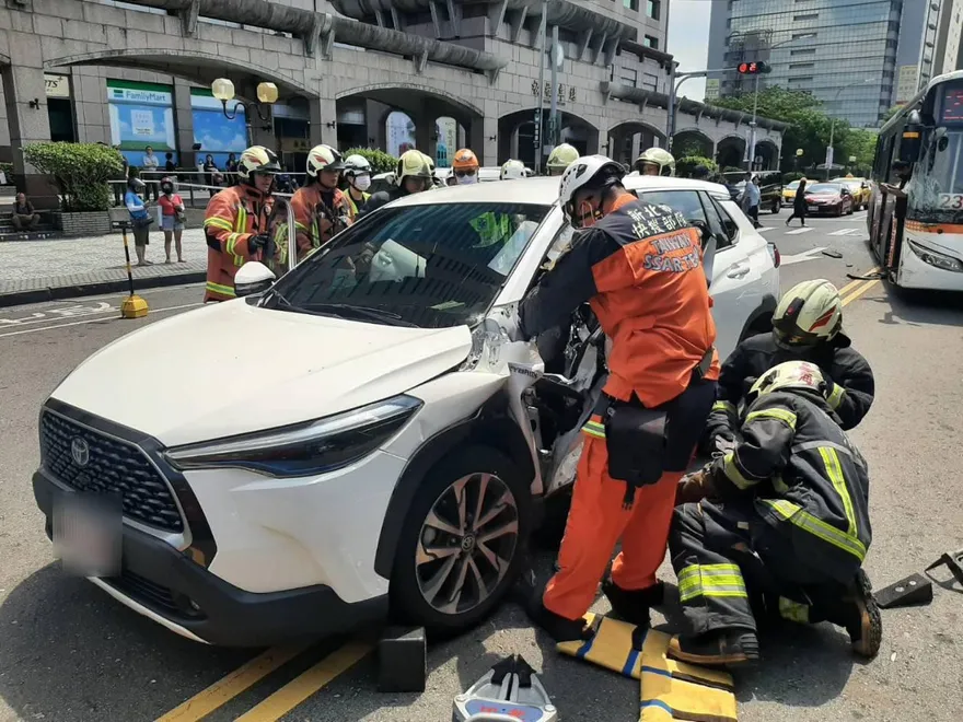 影/板橋火車站前公車出事！「猛烈追撞」釀3人卡車內