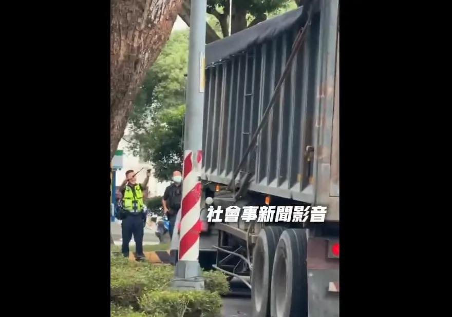 影/從國道追到林口市區　聯結車「疑超載拒檢」不甩警拔槍落跑